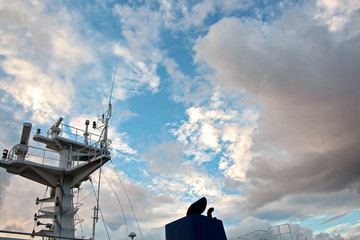 Мачта судна.конструкции и флаги на фоне голубого неба...