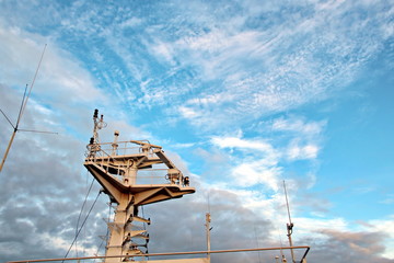 Мачта судна.конструкции и флаги на фоне голубого неба...