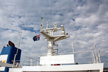 Мачта судна.конструкции и флаги на фоне голубого неба...