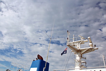 Мачта судна.конструкции и флаги на фоне голубого неба...