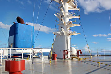 Мачта судна.конструкции и флаги на фоне голубого неба...
