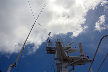 Мачта судна.конструкции и флаги на фоне голубого неба...