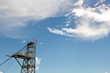 Мачта судна.конструкции и флаги на фоне голубого неба...