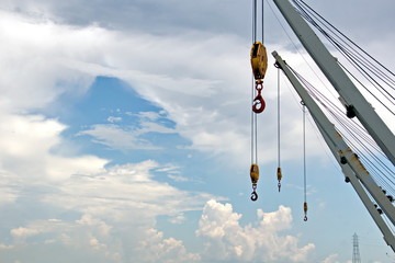 Мачта судна.конструкции и флаги на фоне голубого неба...