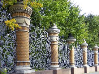 Jugendstilmotive am Zar Michael-Garten in St. Petersburg