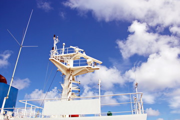 Мачта судна.конструкции и флаги на фоне голубого неба...