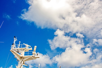 Мачта судна.конструкции и флаги на фоне голубого неба...