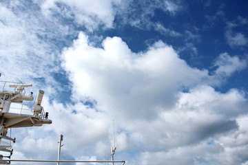 Мачта судна.конструкции и флаги на фоне голубого неба...