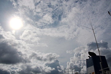 Мачта судна.конструкции и флаги на фоне голубого неба...