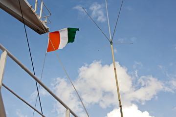 Мачта судна.конструкции и флаги на фоне голубого неба...