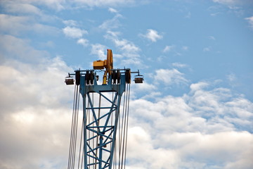 Мачта судна.конструкции и флаги на фоне голубого неба...