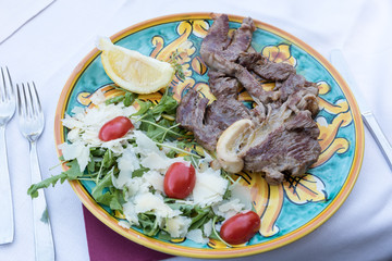 Steak with lemon and rucola