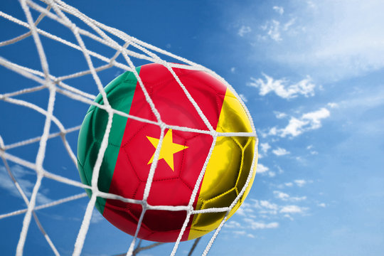 Fussball mit senegalesischer Flagge