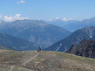 Fototapeta na wymiar Alpy, Włochy, Tour du Mont Blanc - okolice przełęczy Col de Malatra, widok z turystą
