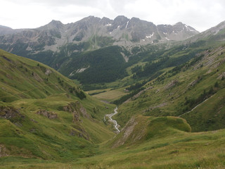 Alpy, Włochy, Tour du Mont Blanc, po drodze ze schroniska Rifugio Frassati do La Salle - góry i zielona dolina z rzeką