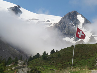 Alpy, Szwajcaria, Tour du Mont Blanc - na trasie z przełęczy Col de la Forclaz na przełęcz Col de Balme, widok z flagą szwajcarską - obrazy, fototapety, plakaty
