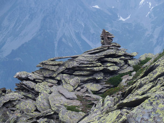 Alpy, Francja, Tour du Mont Blanc - Wielki Balkon Północny, widok z charakterystycznymi łupkami...