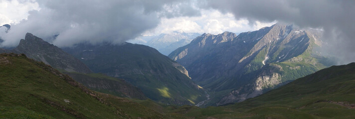 Alpy, Francja, Tour du Mont Blanc - panorama z przełęczy Col de la Croix du Bonhomme © Iwona