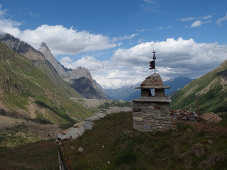 Alpy, Francja, Tour du Mont Blanc - kaplicka w górach, przełęcz Col de la Seigne - obrazy, fototapety, plakaty