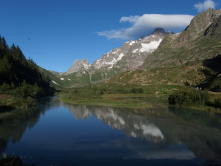 Alpy, Włochy, Tour du Mont Blanc - jezioro w dolinie Val Veny