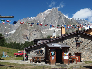 Alpy, Włochy, Tour du Mont Blanc - schronisko Maison Vieille, widok na masyw Mont Blanc - obrazy, fototapety, plakaty