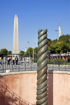 The Serpent Column or &Tau;rikarenos &Omicron;phis (Yilanli Sutun)  is an ancient bronze column at the Hippodrome of Constantinople in what is now Istanbul, Turkey, 01 September 2007: Bronz Statue