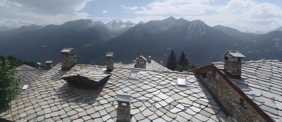 Alpy, Włochy, Tour du Mont Blanc - Arvier z widokiem na góry