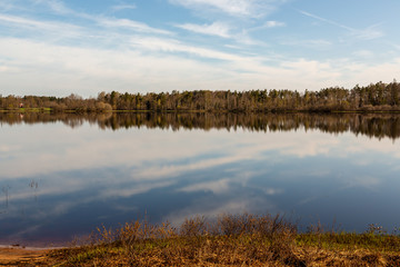 Spegelblank insjö en solig kväll