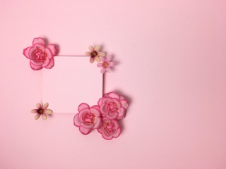 Fototapeta na wymiar Cuadrado rosa a la izquierda con flores.