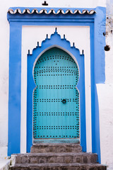 Blaue Tür und Steinmauer, Medina, Chefchaouen, Marokko © Matt