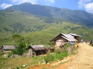 Fototapeta na wymiar Village hmong rural traditionnel dans les montagnes aux environs de Sapa (Vietnam)