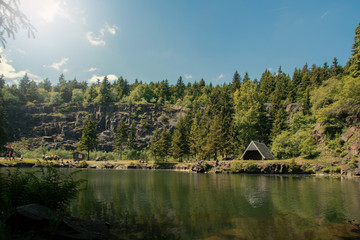Obraz premium Hütte am See im Sonnenlicht