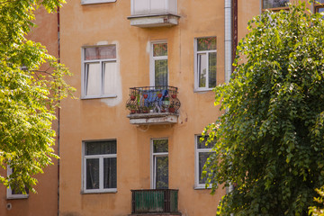 Fototapeta na wymiar Balconies and windows in the courtyard of the old house