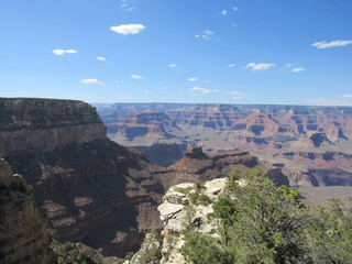 Picturesque view over the Grand Canyon from the south rim trail 