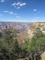Picturesque view over the Grand Canyon from the south rim trail 