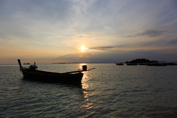 Fototapeta na wymiar Sunrise in the morning, beautiful seafaring sky with beautiful long tail boat in the sea.