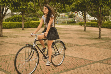 chica montando en una bicicleta antigua