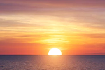 Vlies Fototapete Sonnenuntergang am Strand Große Sonne und Sonnenuntergang am Meer