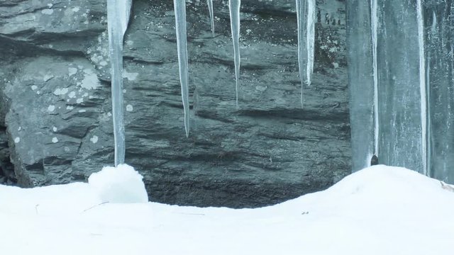 三十槌の氷柱