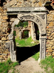 Brama zdobiona pięknym portalem w ruinach starego Książa w Książański Park Krajobrazowy w...