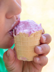 The face of the boy eats ice cream