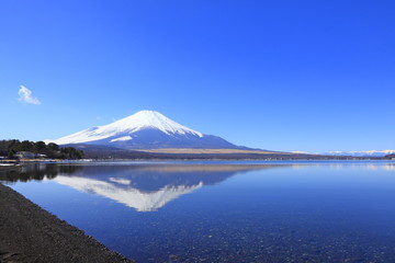 Fototapeta premium 富士山と南アルプス連峰、山梨県山中湖にて