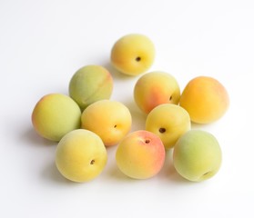 熟した梅の実、白背景