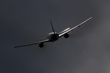 離陸する飛行機