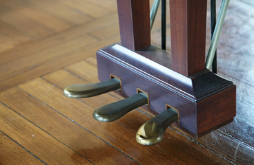 Pedal to step on with the foot of the piano