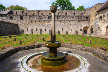 Kriegsgräberstätte in der Ruine des Klosters Arnsburg