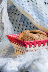 Obraz premium Cookies with sesame and sunflower seeds on plaid. Healthy eating