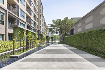Fototapeta na wymiar walkway and garden in modern condominium.