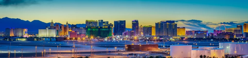 Foto op Plexiglas Uitzicht op de skyline bij zonsondergang van de beroemde Las Vegas Strip, gelegen in hotels en casino& 39 s van wereldklasse, NV © yooranpark