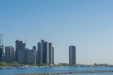 Fototapeta premium Widok na rzekę Chicago i drapacze chmur w centrum Chicago, Illinois, USA